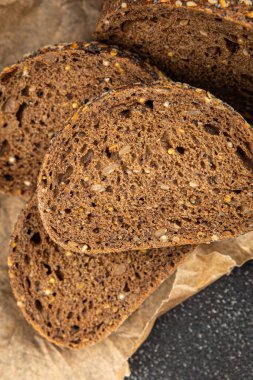 Tahıl ekmeği, tahıl ekmeği, ekmek dilimi taze yemek, gurme yemek arkaplanı, kırsal yiyecekler, fotokopi alanı.