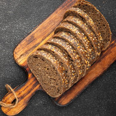 Tahıl ekmeği, tahıl ekmeği, ekmek dilimi taze yemek, gurme yemek arkaplanı, kırsal yiyecekler, fotokopi alanı.