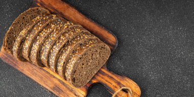 Tahıl ekmeği, tahıl ekmeği, ekmek dilimi taze yemek, gurme yemek arkaplanı, kırsal yiyecekler, fotokopi alanı.