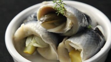 Ringa balıklı rulo soğan ve turşu aperatifler taze lezzetli yemekler lezzetli gurme yemek arkaplan masa üzerinde rustik gıda üst görünüm fotokopi uzay vejetaryen diyet