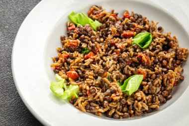 Pirinç mercimek ve sebze. Taze, lezzetli, sebze, vejetaryen, et yok. Lezzetli, gurme yemek arkaplanı yok.