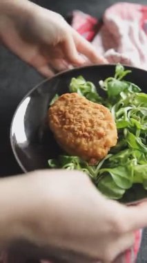 Pirzola, cordon bleu tavuk, peynir, domuz pastırması. Masanın üzerinde yemek fotokopisi, arka plan kırsal manzarası.