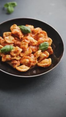 Ravioli domates sosu lezzetli gurme yemek arkaplanı masanın üstünde rustik yiyecekler üst görünümde fotokopi alanı