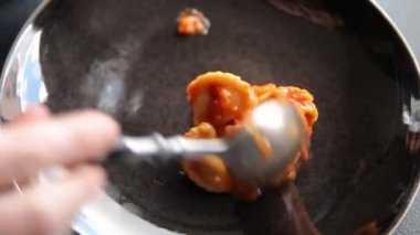 Ravioli domates sosu lezzetli gurme yemek arkaplanı masanın üstünde rustik yiyecekler üst görünümde fotokopi alanı