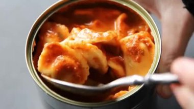 Ravioli domates sosu lezzetli gurme yemek arkaplanı masanın üstünde rustik yiyecekler üst görünümde fotokopi alanı