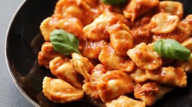 Ravioli domates sosu lezzetli gurme yemek arkaplanı masanın üstünde rustik yiyecekler üst görünümde fotokopi alanı