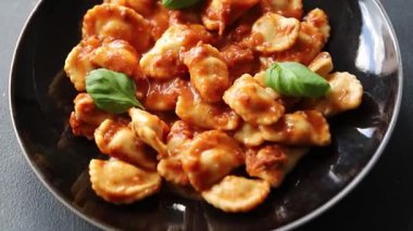 Ravioli domates sosu lezzetli gurme yemek arkaplanı masanın üstünde rustik yiyecekler üst görünümde fotokopi alanı