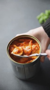 Ravioli domates sosu lezzetli gurme yemek arkaplanı masanın üstünde rustik yiyecekler üst görünümde fotokopi alanı