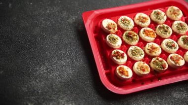 Peynirli meze, sebzeli, domatesli yumuşak peynir taze, lezzetli yemek arkaplanı masanın kırsal kesiminde leziz yemek arkaplanı fotokopi odası