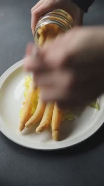 Kuşkonmaz beyaz fasülye taze yemek gurme yemek arka planı masa rustik gıda üst görünüm fotokopi alanı 