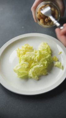 Kuşkonmaz beyaz fasülye taze yemek gurme yemek arka planı masa rustik gıda üst görünüm fotokopi alanı 