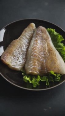 Beyaz balık fileto çiğ deniz ürünleri taze lezzetli yemek gurme yemek arka planı masa rustik gıda üst görünüm kopyalama alanı