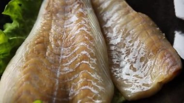 Beyaz balık fileto çiğ deniz ürünleri taze lezzetli yemek gurme yemek arka planı masa rustik gıda üst görünüm kopyalama alanı