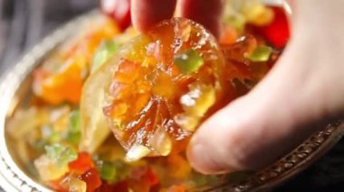 Şekerli kabuk ve meyve portakalı, kumkat, mandalina, kiraz, mango şekerli meyve, taze lezzetli yemek arkaplanı masanın üzerinde rustik gıda üst görünümü kopyalama alanı