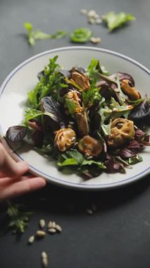 Yapraklı salata ve deniz ürünleri taze lezzetli yemek arkaplanı masanın üstünde lezzetli gurme yemek üst görünüm fotokopi alanı keto ve paleo diyet vejetaryen diyeti