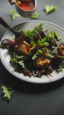 Yapraklı salata ve deniz ürünleri taze lezzetli yemek arkaplanı masanın üstünde lezzetli gurme yemek üst görünüm fotokopi alanı keto ve paleo diyet vejetaryen diyeti