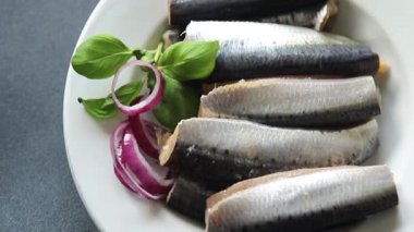 Sardalya balığı tuzlu gurme yemek arka planda rustik gıda üst görünüm fotokopi uzay vejetaryen diyet