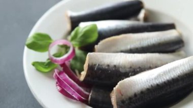 Sardalya balığı tuzlu gurme yemek arka planda rustik gıda üst görünüm fotokopi uzay vejetaryen diyet