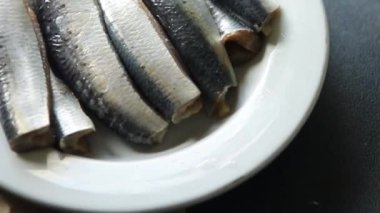 Sardalya balığı tuzlu gurme yemek arka planda rustik gıda üst görünüm fotokopi uzay vejetaryen diyet