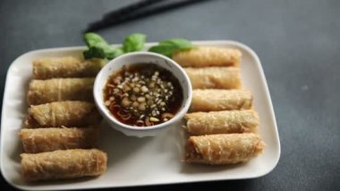 Nem, Vietnam sosu, kağıt rulo, gurme yemek arka planı, rustik yiyecekler, fotokopi alanı.