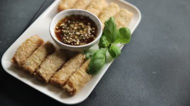 Nem, Vietnam sosu, kağıt rulo, gurme yemek arka planı, rustik yiyecekler, fotokopi alanı.
