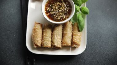 Nem, Vietnam sosu, kağıt rulo, gurme yemek arka planı, rustik yiyecekler, fotokopi alanı.