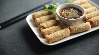 Nem, Vietnam sosu, kağıt rulo, gurme yemek arka planı, rustik yiyecekler, fotokopi alanı.