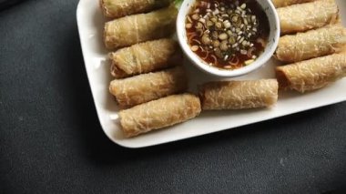 Nem, Vietnam sosu, kağıt rulo, gurme yemek arka planı, rustik yiyecekler, fotokopi alanı.