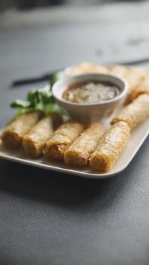 Nem, Vietnam sosu, kağıt rulo, gurme yemek arka planı, rustik yiyecekler, fotokopi alanı.