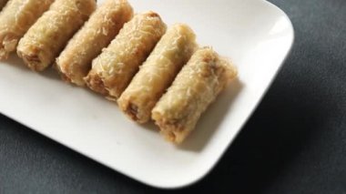 Nem, Vietnam sosu, kağıt rulo, gurme yemek arka planı, rustik yiyecekler, fotokopi alanı.