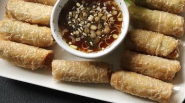 Nem, Vietnam sosu, kağıt rulo, gurme yemek arka planı, rustik yiyecekler, fotokopi alanı.
