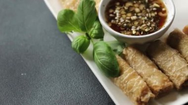Nem, Vietnam sosu, kağıt rulo, gurme yemek arka planı, rustik yiyecekler, fotokopi alanı.