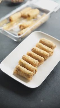 Nem, Vietnam sosu, kağıt rulo, gurme yemek arka planı, rustik yiyecekler, fotokopi alanı.