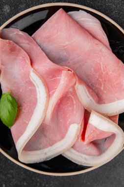 Jambon dilimler domuz eti lezzetli gurme yemek arkaplanı masa üzerinde rustik gıda üst görünüm kopyalama alanı