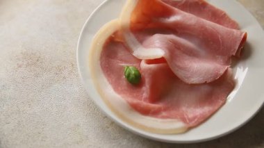 Jambon dilimler domuz eti lezzetli gurme yemek arkaplanı masa üzerinde rustik gıda üst görünüm kopyalama alanı