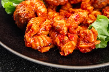 Makarna köftesi, domates sosu, taze lezzetli yemek, lezzetli gurme yemek arkaplanı, kırsal yemek, fotokopi odası.