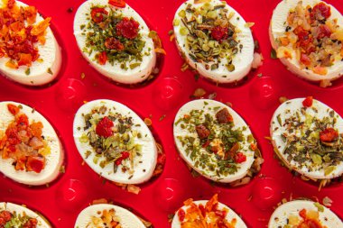 Peynirli meze, sebzeli, domatesli yumuşak peynir taze, lezzetli yemek arkaplanı masanın kırsal kesiminde leziz yemek arkaplanı fotokopi odası