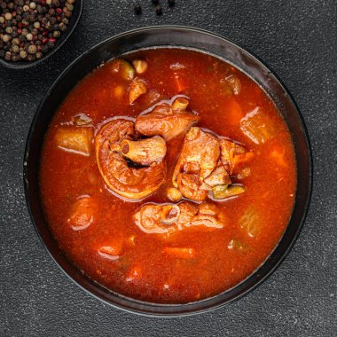 Kırmızı çorba, domates, gulaş, sebze, gulaş, taze yemek, gurme, sofrada yemek, kırsal yemek, fotokopi alanı, keto ve paleo diyeti.