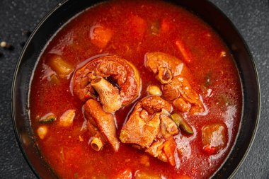 Kırmızı çorba, domates, gulaş, sebze, gulaş, taze yemek, gurme, sofrada yemek, kırsal yemek, fotokopi alanı, keto ve paleo diyeti.