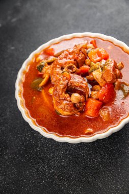 Kırmızı çorba, domates, gulaş, sebze, gulaş, taze yemek, gurme, sofrada yemek, kırsal yemek, fotokopi alanı, keto ve paleo diyeti.