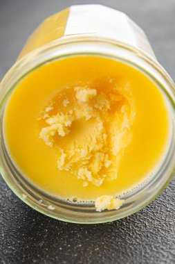 Ghee tereyağı ya da tereyağı. Lezzetli gurme yemek arkaplanı. Masanın üstünde.