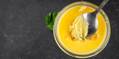 Ghee tereyağı ya da tereyağı. Lezzetli gurme yemek arkaplanı. Masanın üstünde.