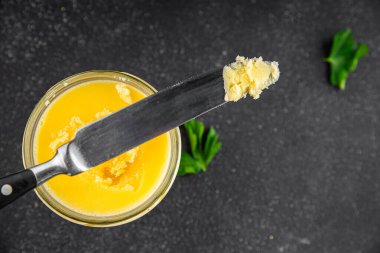 Ghee tereyağı ya da tereyağı. Lezzetli gurme yemek arkaplanı. Masanın üstünde.