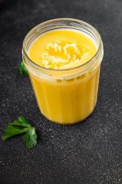 Ghee tereyağı ya da tereyağı. Lezzetli gurme yemek arkaplanı. Masanın üstünde.