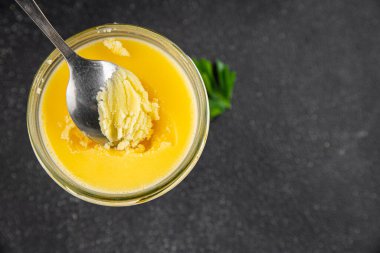 Ghee tereyağı ya da tereyağı. Lezzetli gurme yemek arkaplanı. Masanın üstünde.