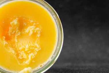 Ghee tereyağı ya da tereyağı. Lezzetli gurme yemek arkaplanı. Masanın üstünde.