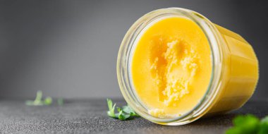 Ghee tereyağı ya da tereyağı. Lezzetli gurme yemek arkaplanı. Masanın üstünde.