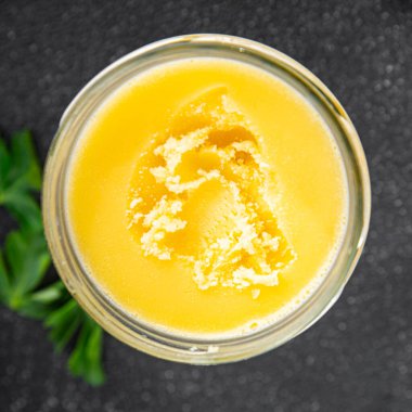 Ghee tereyağı ya da tereyağı. Lezzetli gurme yemek arkaplanı. Masanın üstünde.