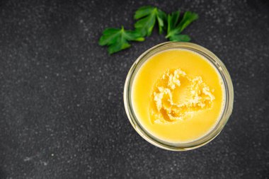 Ghee tereyağı ya da tereyağı. Lezzetli gurme yemek arkaplanı. Masanın üstünde.