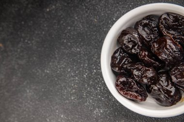 Kurutulmuş kuru erik kurutulmuş erik lezzetli gurme yemek arka planı masaya sade yemek fotokopi alanı keto ve paleo diyet vejetaryen ve vejetaryen gıda